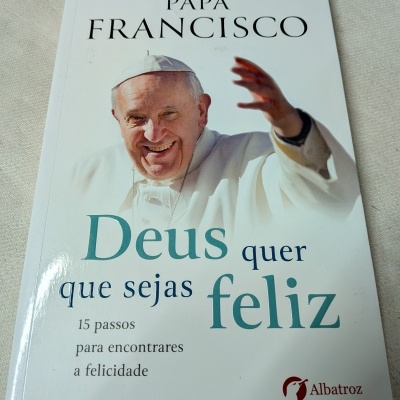 Capa do livro Deus quer que sejas feliz de Papa Francisco