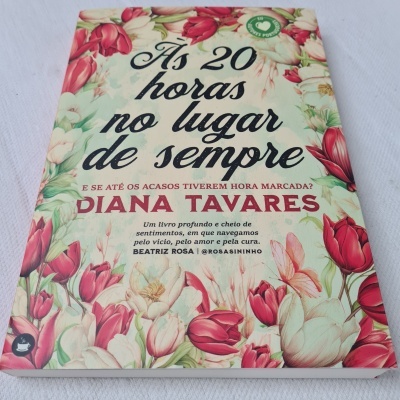 Capa de livro floral com texto em português