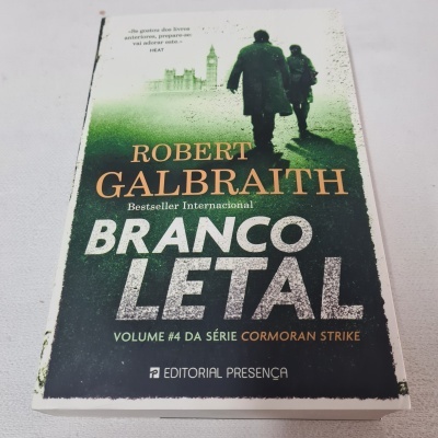 Capa do livro 'Branco Letal' de Robert Galbraith com duas pessoas de costas e texto em verde e preto