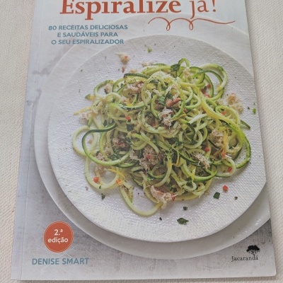 Livro Espiralize já! com imagem de prato com espirais de legumes.