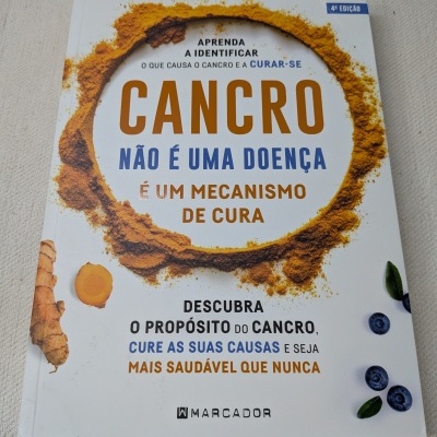 Capa de livro com texto e imagens de raiz, pó castanho e mirtilos