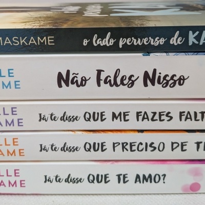 Cinco livros de Estelle Maskame empilhados mostrando os títulos nas lombadas.