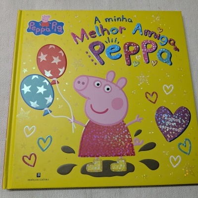 Livro infantil Peppa Pig capa dura amarelo com balões e textos brilhantes