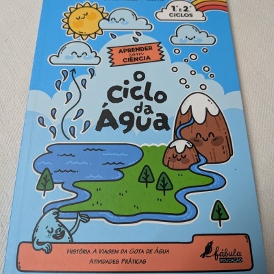 Livro O ciclo da Água com ilustração do ciclo da água e títulos educativos