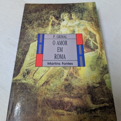 Capa de livro O AMOR EM ROMA com pintura antiga de duas pessoas e um cão