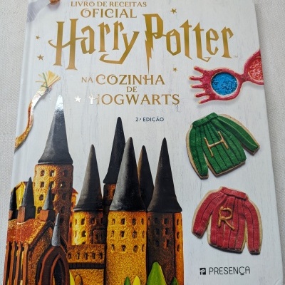 Livro de receitas Harry Potter na cozinha de Hogwarts com ilustração de biscoitos e castelo