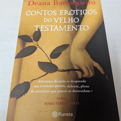 Capa de livro com corpo nu e ramo com folhas negras e texto do título e autor.