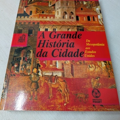 Livro A Grande História da Cidade com capa ilustrada mostrando cidade antiga e texto em vermelho e amarelo