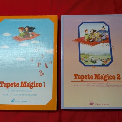 Dois livros infantis de português com capas ilustradas de crianças em tapetes mágicos sobre fundo vermelho.