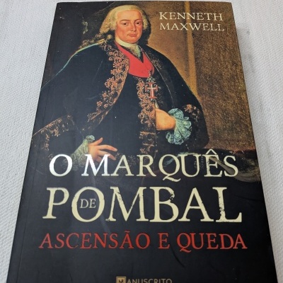Livro O Marquês de Pombal com capa preta e dourada com retrato histórico.