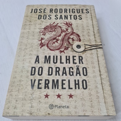 Livro 'A Mulher do Dragão Vermelho' de José Rodrigues dos Santos com capa bege e dragão vermelho