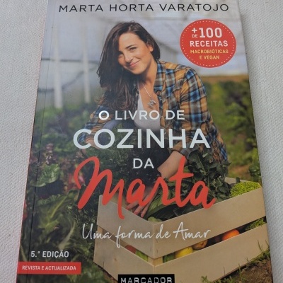 Capa do livro de cozinha com imagem da autora e legumes