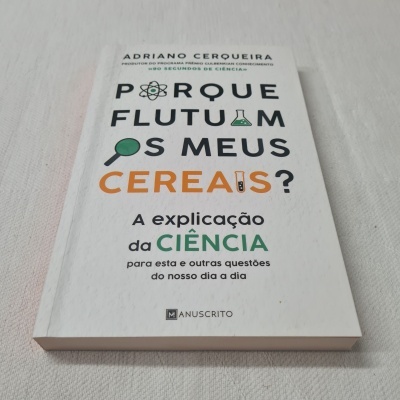 Livro sobre ciência com título colorido em capa branca