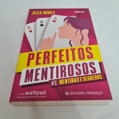 Capa do livro Perfeitos Mentirosos em rosa, amarelo e branco com ilustração de mulher e cartas de baralho