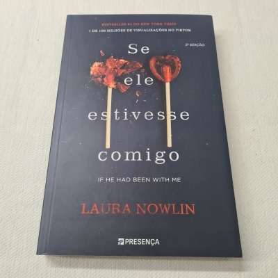 Capa do livro 'Se ele estivesse comigo' com pirulitos em fundo preto