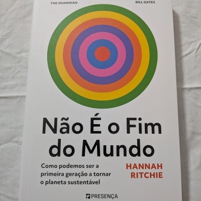 Capa de livro com círculos coloridos e texto em português