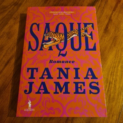 Capa de livro em tons rosa com texto e tigre amarelo