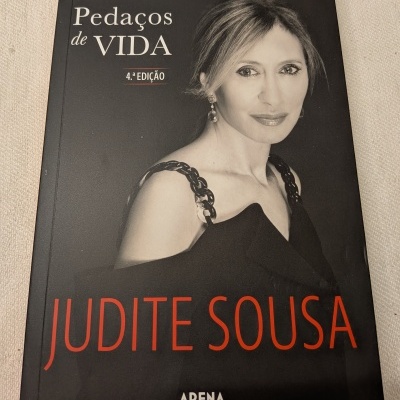 Capa preta de livro com foto de mulher e texto Pedaços de Vida 4.ª EDIÇÃO Judite Sousa