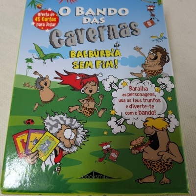 Caixa de jogo de cartas O Bando das Cavernas com ilustrações coloridas e texto em português