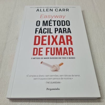 Capa do livro 'Easyway O Método Fácil para Deixar de Fumar' de Allen Carr com imagem de cigarros apagados