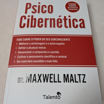 Capa do livro Psico Cibernética de Dr. Maxwell Maltz em fundo branco e vermelho.