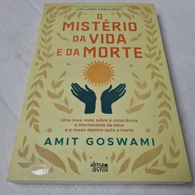 Capa de livro beige com título e ilustrações de folhas, sol e mãos