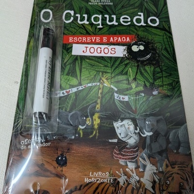Capa de livro infantil verde com animais e um marcador em plástico