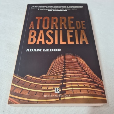 Capa do livro A Torre de Basileia de Adam Lebor com imagem de edifício cilíndrico