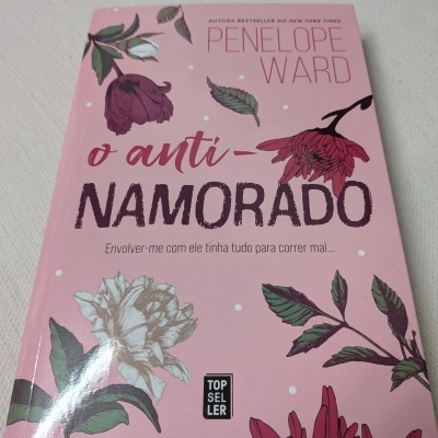 Livro 'o anti-namorado' de Penelope Ward com capa rosa e flores desenhadas