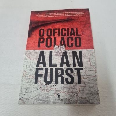 Capa do livro 'O Oficial Polaco' de Alan Furst com fundo vermelho e mapa cinzento