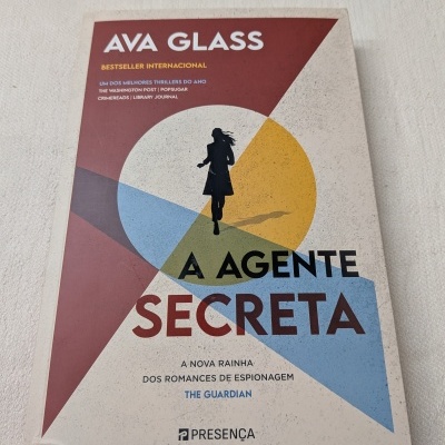Capa do livro A Agente Secreta de Ava Glass com design geométrico e texto visível.