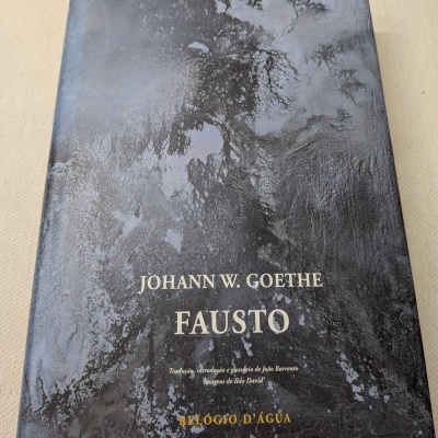Capa de livro FAUSTO de Johann W. Goethe em preto marmoreado com texto em branco e amarelo
