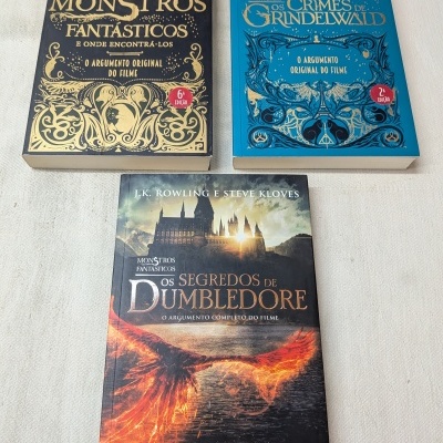 Três livros de J.K. Rowling sobre Monstros Fantásticos e Dumbledore, com capas em preto, azul e ilustração de fogo.