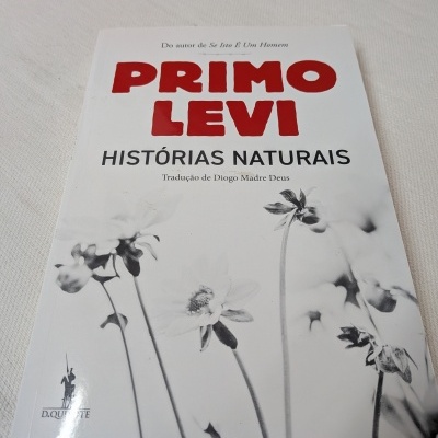 Livro branco PRIMO LEVI HISTÓRIAS NATURAIS com flores em preto e branco na capa