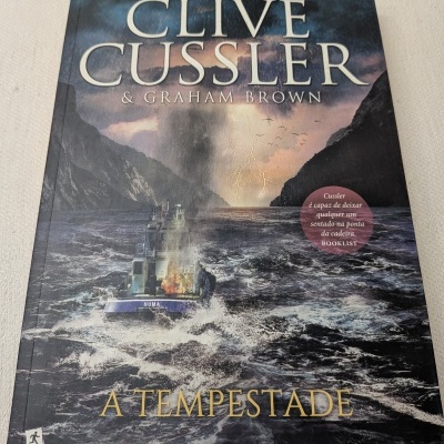 Livro A Tempestade com capa marítima e texto em português