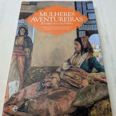 Capa de livro Mulheres Aventureiras com ilustração de mulheres em trajes tradicionais