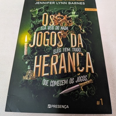 Capa do livro O Jogos da Herança de Jennifer Lynn Barnes com elementos decorativos e texto em português.