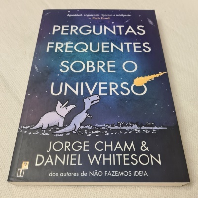 Capa de livro azul com título e ilustração de dinossauros