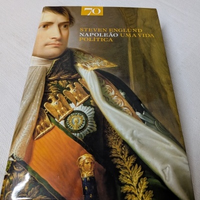 Livro com capa ilustrada de Napoleão Bonaparte em uniforme militar e texto em português