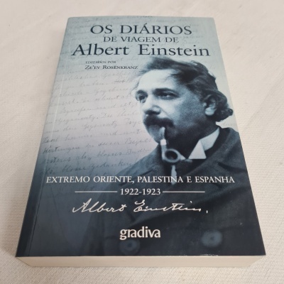 Capa do livro Os Diários de Viagem de Albert Einstein com fotografia de Albert Einstein e texto em português.