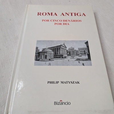 Capa de livro branco com título e ilustração a preto e branco de arquitetura antiga.
