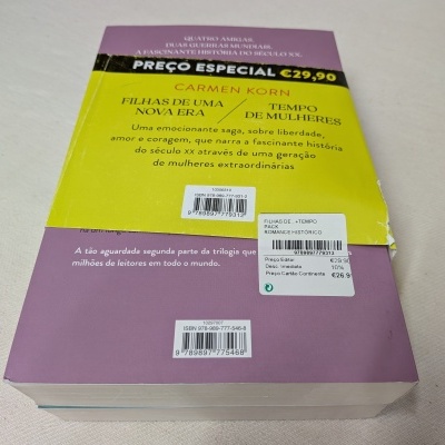 Livro com capa lilás e amarelo com texto e preço especial €29,90
