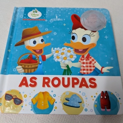 Capa de livro infantil azul com personagens Disney Baby e texto AS ROUPAS