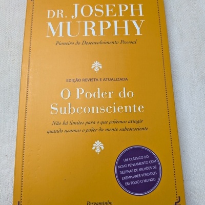 Livro O Poder do Subconsciente de Joseph Murphy com capa laranja