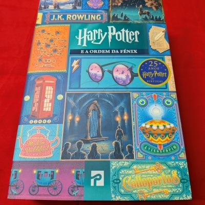 Capa do livro Harry Potter e a Ordem da Fénix com várias ilustrações coloridas sobre fundo vermelho