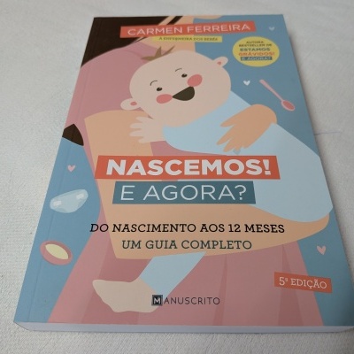 Capa de livro com ilustração de mãe e bebé e texto informativo