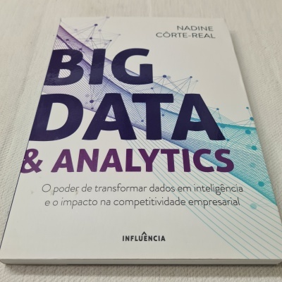 Livro BIG DATA & ANALYTICS com capa branca e texto roxo e azul autoria Nadine Côrte-Real.