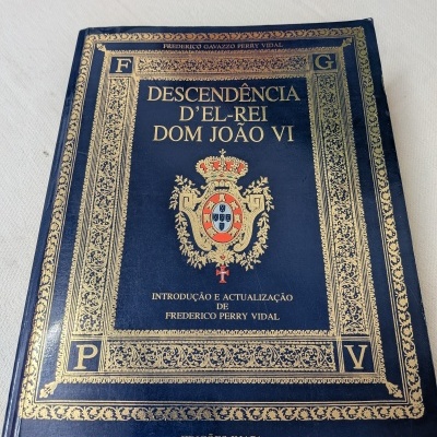Capa azul de livro com texto dourado e emblema heráldico colorido