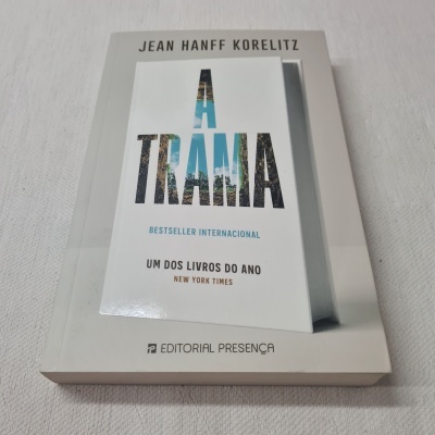 Capa do livro 'A TRAMA' de Jean Hanff Korelitz sobre fundo branco