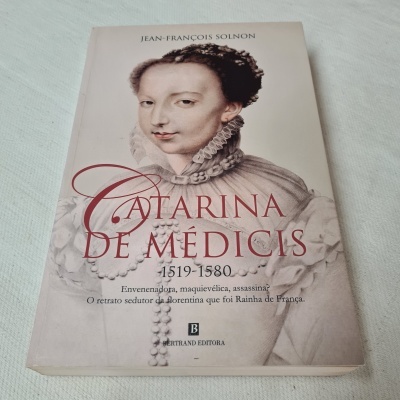 Capa do livro Catarina de Médicis 1519-1580 com retrato de mulher renascentista e texto na capa
